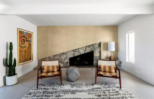 Monterey Manor Interior Designed Home Plus Pool - Photo 19