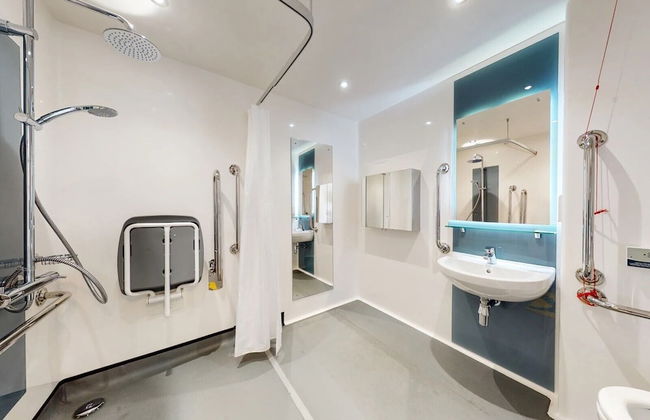 For Student Only Canvas Glasgow - Photo 26