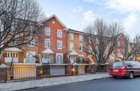 Spacious 2-bedroom Townhouse with Garden & Patio - Foto 1