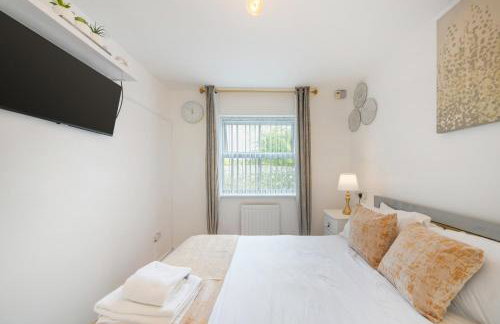 5 Min to Heathrow & Uxbridge Station with Parking - Photo 4
