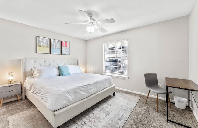 Cozy Chic 2BR King Suite w Gym Pool Close to DT - Foto 3