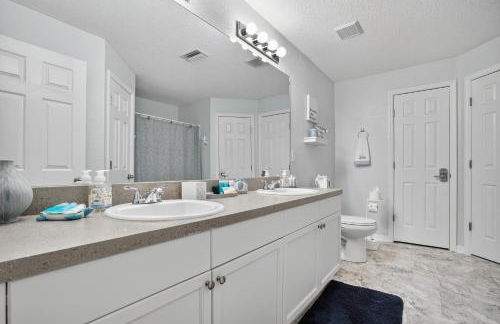 Spacious 4BR Retreat with Heated Pool & Spa home - Foto 36