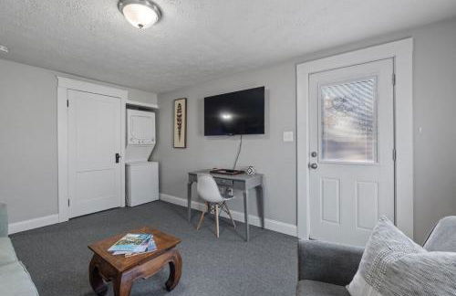 Cozy & Warm 2nd Flr Mid Term Rental - Photo 3