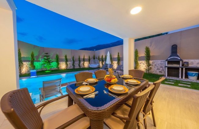 Luxury 4-bed Villa With Private Pool and Jacuzzi - Photo 45