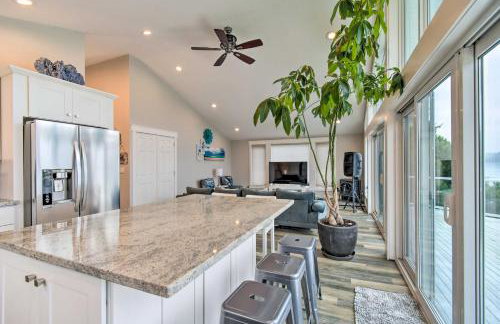 Scenic & Spacious Getaway on North Bay w/ Deck! - Foto 7