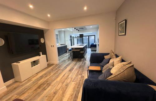 Whole house -Sleeps4-Parking-Garden-BikingHiking - Foto 1