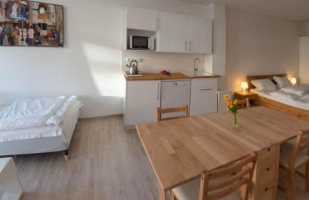 Eleonoras Ferienwohnung in Würzburg Stadt mit Terrasse und eigenen Parkplätzen vor der Tür, für große Gruppen bis zu 13 Personen geeignet - Foto 9