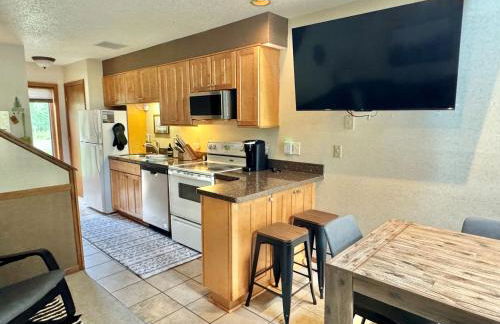 Cozy Townhome at Lutsen Mtn - Ski-in, Ski-out, Pool, Hot Tub, Fitness Center, resort amenities galore! - Foto 16