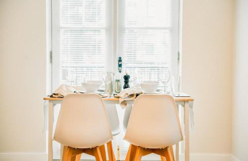 Modern Central 2 Bed Apartment with Parking - Photo 23