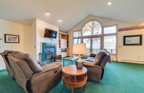 17 Mi to Skiing! Lake-View Michigan Home with Deck - Foto 1