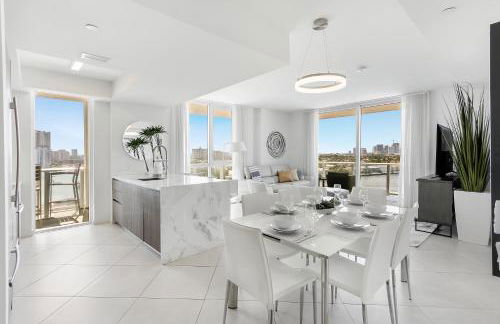 Tiffany Hazel - Rooftop Pool, Gym, & Walk to Beach - Foto 1