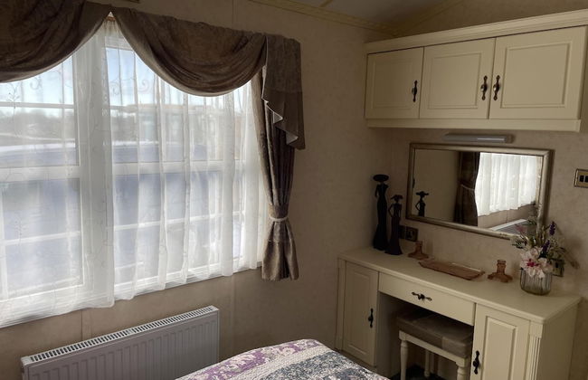 Captivating 2-bed Static Caravan on Private Land - Photo 4