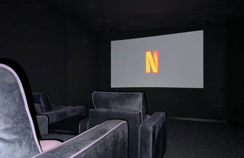 Entspannung pur! Privater Kinosaal & Whirlpool - Foto 1