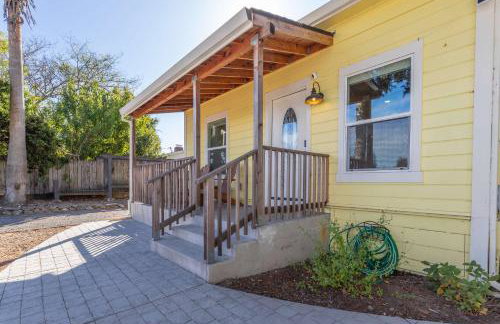 Relaxing 3BR Home with Vineyard View Rooftop Deck and Game Room - Foto 38