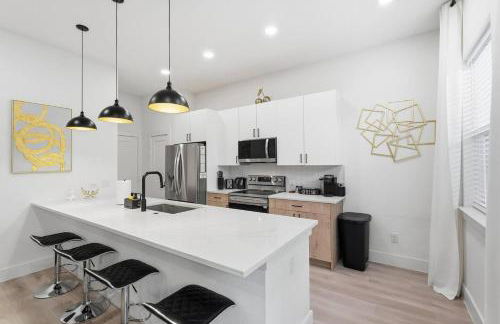 Modern 3BR Home w/ Rooftop • 5 min to Downtown - Foto 7
