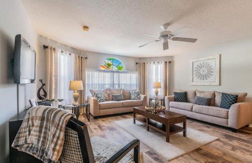 SPECTACULAR, NEW Professional Decor, Near Dis, NO Steps, Pool, Patio, LOW Rates! - Foto 122