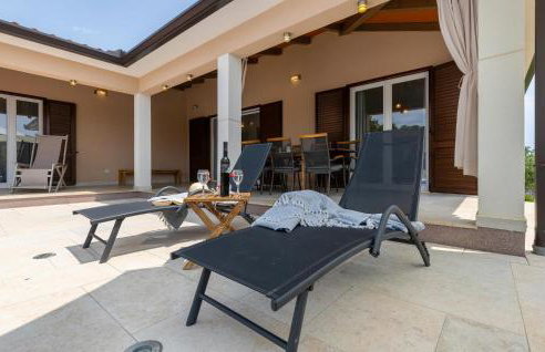 Beautiful Home In Kunj With Wifi - Photo 18