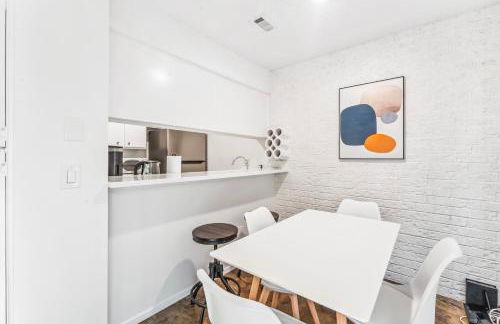 Heart of SoCo 2BR and 1BR King Suites with Free Parking, Pool, and Laundry Center - Foto 6