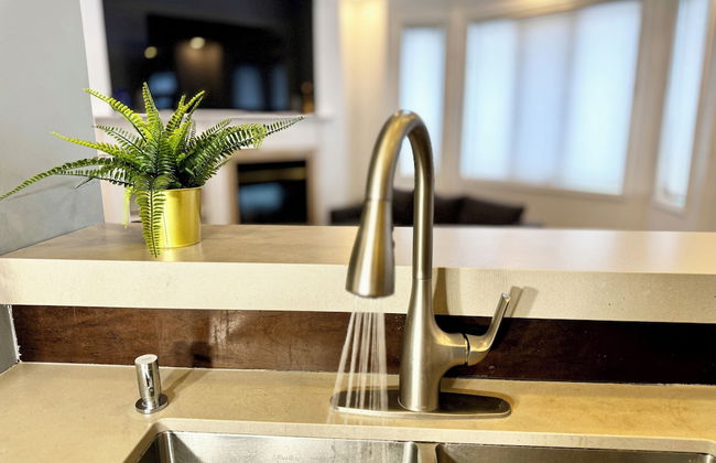 Spacious 4-Bedroom Retreat - Photo 11