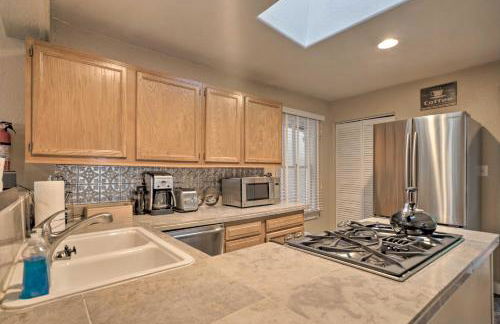 Creekside Home with Patio, Walk to Manitou Incline! - Foto 12
