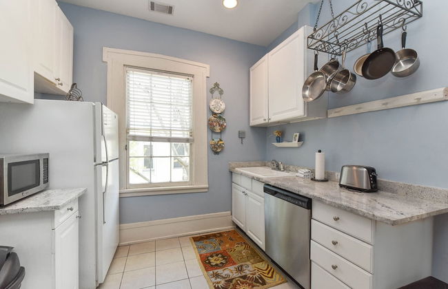 Artist's House Upper Apt Walk to Forsyth - Photo 19