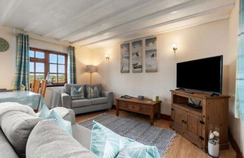 Cowslip Cottage Serenity with Jacuzzi - Photo 10