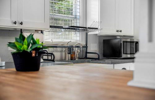 Tiny Home w MIL suite - 3 MI to DT - Foto 27