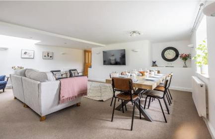 Stunning Barn Conversion with HOT TUB and ALPACAS - Ty Cerrig Barn - Photo 40