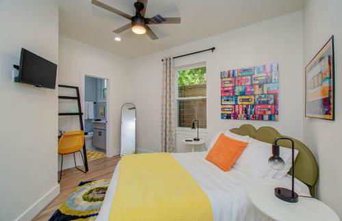 3bd-Rooftop Movie Theater-BBQ-Retro Music Theme-Downtown 8mins - Photo 13