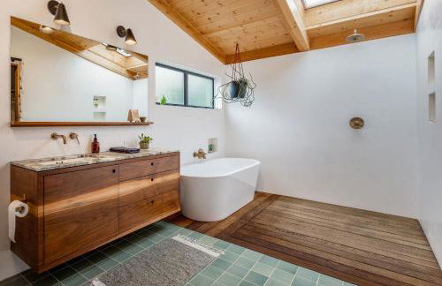 Modern indoor-outdoor living wHot Tub Walk to Beaches & Mountain Trails - Foto 31