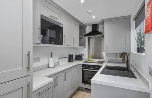 Albert House - Near the High Street - Free Parking, Garden, Fast WiFi and Smart TV by Yoko Property - Foto 10