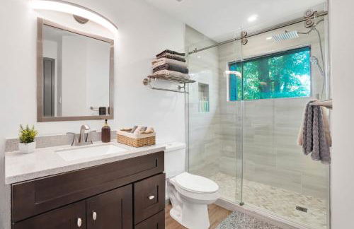 Treehouse Retreat 2Bed 2Bath Entire Townhome in The Woodlands - Foto 9