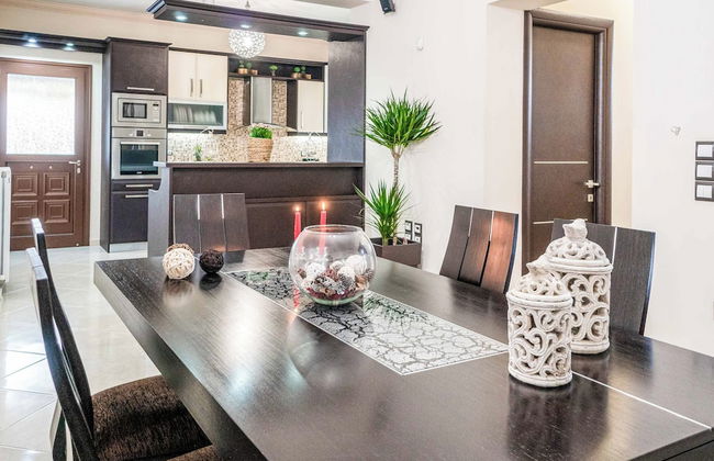 Maggie Alonia - Photo 3