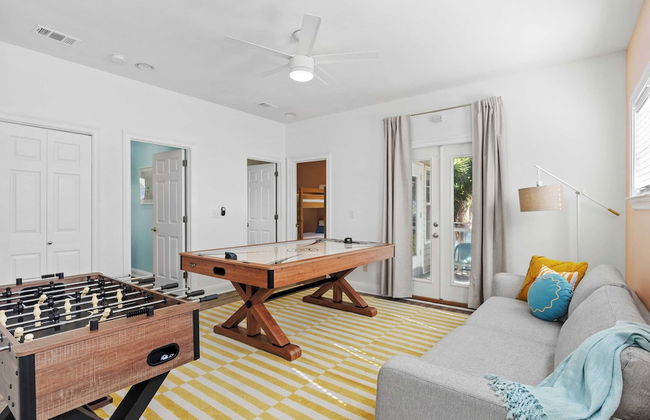 Steps to Beach! Arcade Game Room, Pool + Hot Tub Calico Scallop by Avantstay - Foto 55