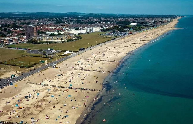 Seafront Apartment Private Garden & Free Parking - Foto 26