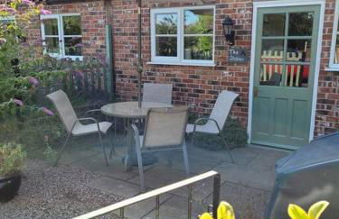 Two Bedroom Cottage (rural setting with good Access links) - Photo 3