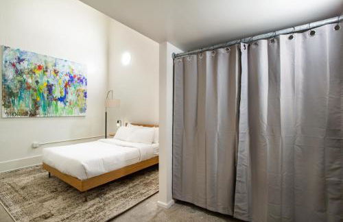 Historic Downtown Loft with Modern Flare - Foto 42