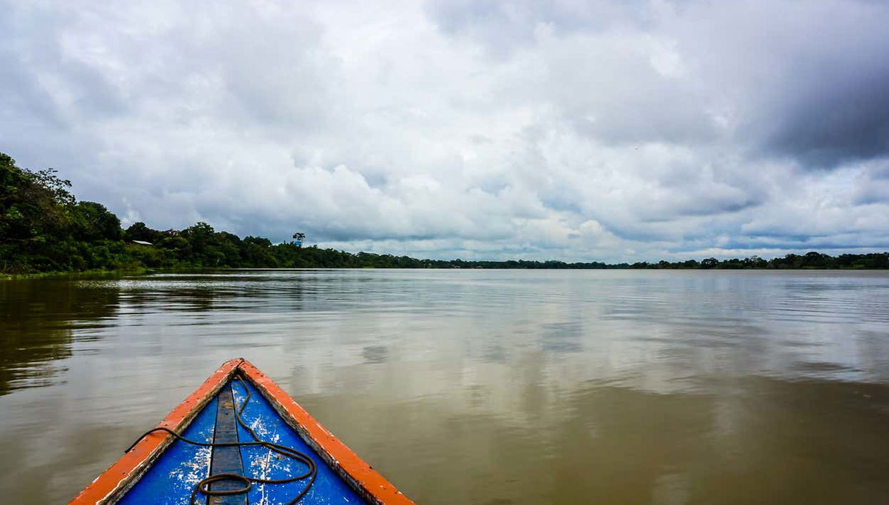 Paseo en barca de madera por la laguna