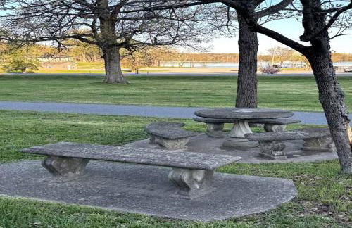 Classic Lakeside Estate Stay with Cozy Living Spaces & Outdoor Adventures in Kuttawa, Kentucky - Foto 34