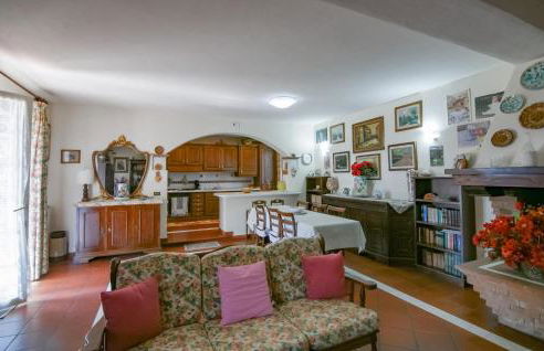 2 Bedroom Beautiful Apartment In Querceta - Photo 16