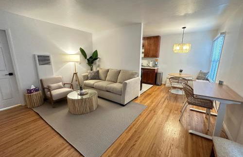 Boho 1-Bedroom BEACH Condo with Mid Size Parking, AC & Laundry - Walk 10min to BEACH! - Foto 4