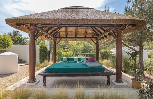 Traditional Villa With Garden - Photo 32