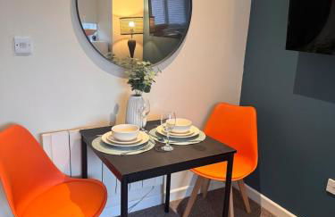 #81 Stylish Top Floor - for 2 - 10 mins to Brueton Park - " Perfect for Business Traveler and Couple - Free Parking" - Foto 8