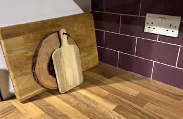 Cozy Four-Bedroom Home with Hot Tub, Garden, CONTRACTORS WELCOME - Close to Shops, Restaurants, Hospital and Park - Photo 22