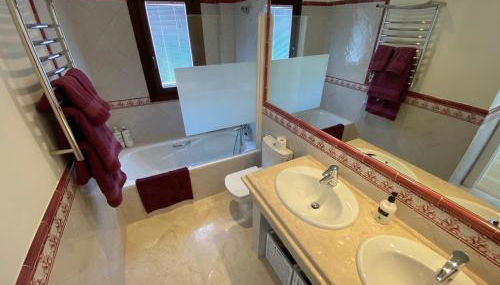 Stylish 3 bed house 2 bathrooms, with patio, roof terrace and communal pool 5 minutes away from the beautiful Spanish white village of Casares Pueblo and only 20 mins from the sea - Foto 3, Shower