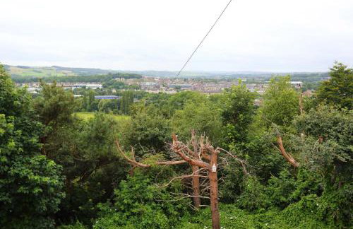 Spacious Dewsbury Home, 8 beds, sleeps 10, Free Parking and Wifi, 3 TVs, Close to motorways - Foto 10