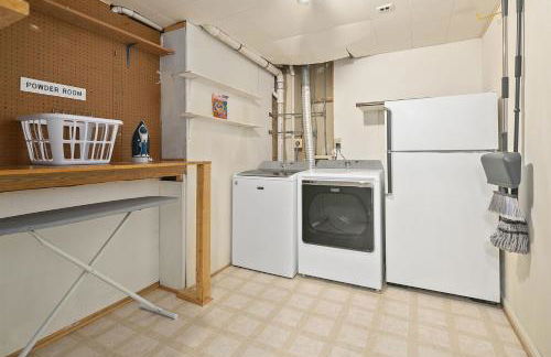 4BR Townhome, Close to Shops & Restaurants, 40 Mins to DC - Foto 22