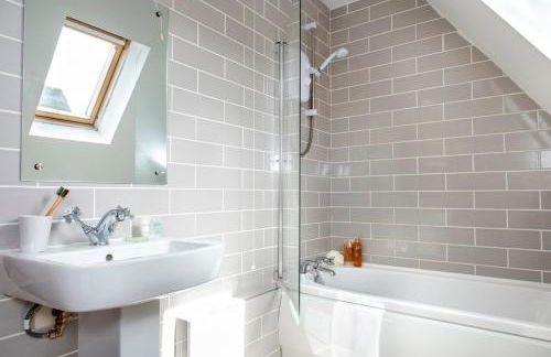 Cosy detached lodge, dog & child friendly with shared pools - Photo 8