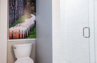 2BR Haven: Remodeled Gem! - Foto 32