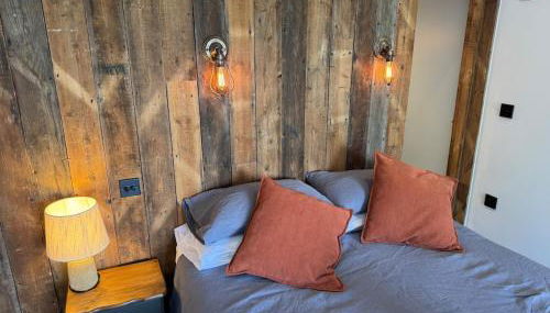 Luxury Spa Cabin with Outdoor Bath, Sauna & Fireplace - Foto 5